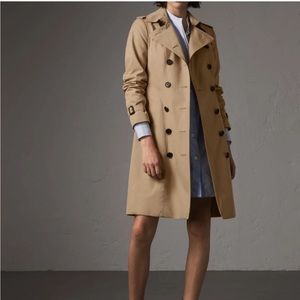Burberry Sandringham Mid-Length Trench Coat